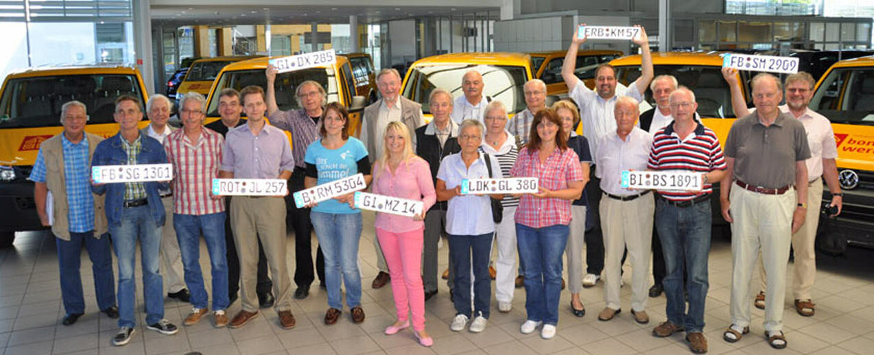 Die Vertreter von neun Kirchengemeinden und katholischen Institutionen aus den (Erz-)Bistümern Bamberg, Berlin, Paderborn, Limburg und Mainz freuten sich in Paderborn über ihre neuen BONI-Busse. (Foto: Kleibold/Bonifatiuswerk)