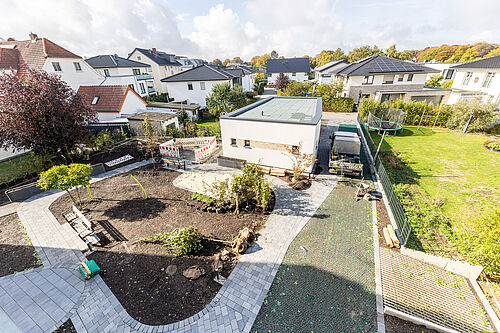 Das Haus Emmaus gehört zur Außenanlage des Mehrgeneationenhauses am Tegelweg. Foto: Hartmut Salzmann