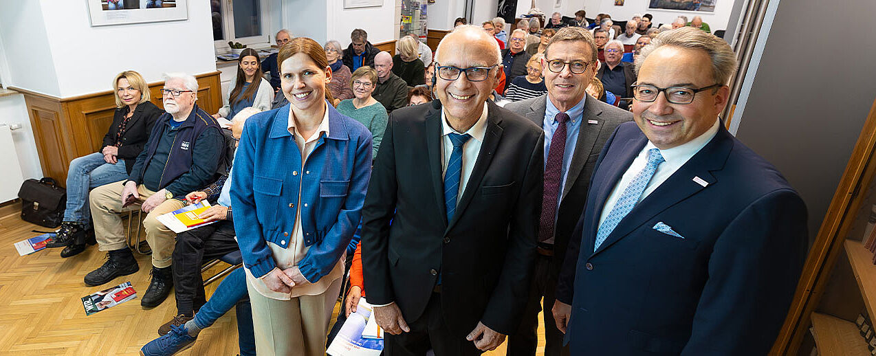 Rechtsanwalt und Notar Karl Auffenberg (Zweiter von links) hat im Bonifatiuswerk zum Thema Testamentsgestaltung referiert. Unterstützt wurde er von den Referenten des Bonifatius Stiftungszentrums Franziska Oevel (links), Andreas Kaiser (rechts) und Bereichsleiter Ulrich Franke. (Foto: Hartmut Salzmann)