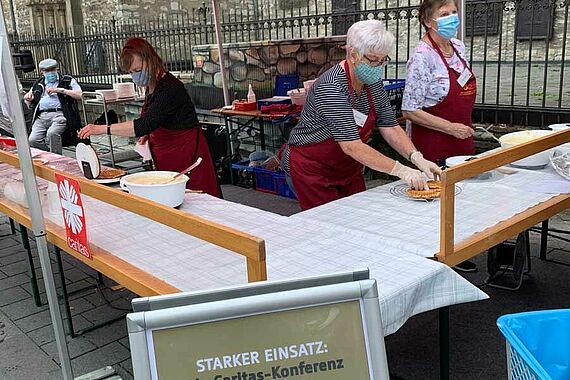 Ehrenamtliche Helferinnen beim Waffelbacken. Foto: Georg Austen