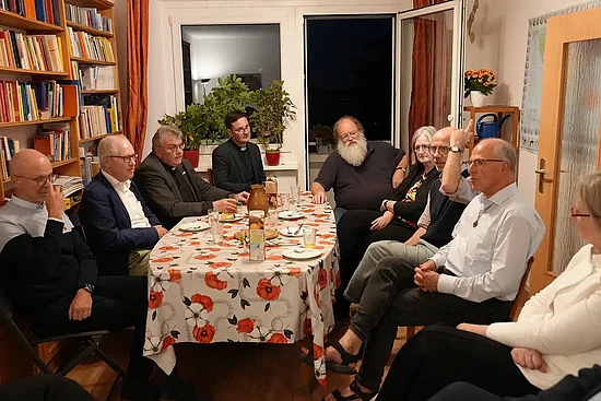 Der Bonifatiusrat zu Gast in der Plattenbau-Wohnung bei den Kleinen Brüdern vom Evangelium in Leipzig. Rechts an der Tür Bruder Andreas Knapp. Foto: Marcus Thielking