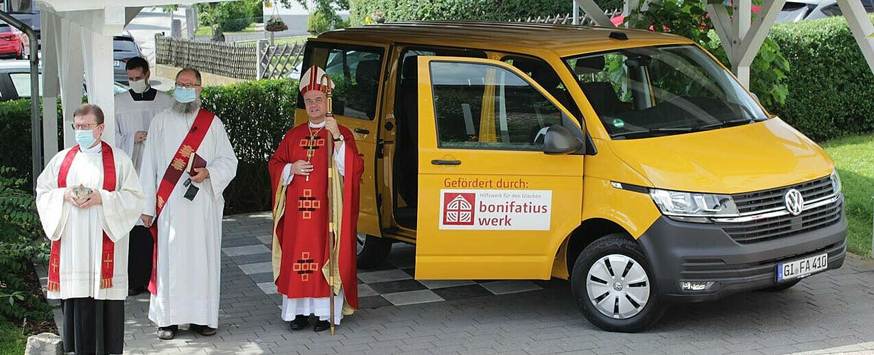Dr. Udo Markus Bentz wird neuer Erzbischof von Erzbistum Paderborn – hier zu sehen bei der Segnung eines BONI-Busses. (Foto: Fabio Sanchez Salgado)