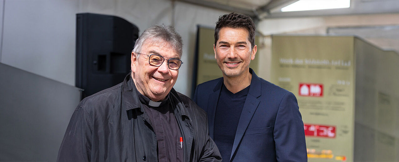 TV-Moderator Stefan Gödde (r.) gemeinsam mit Bonifatiuswerk-Generalsekretär Monsignore Georg Austen beim letzten Katholikentag in Würzburg. (Foto: Hartmut Salzmann)