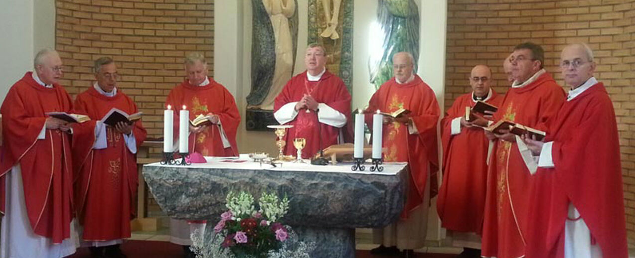 Die Vertreter der nordischen Bischofskonferenz und Monsignore Austen während einer Eucharistiefeier im Karmel.