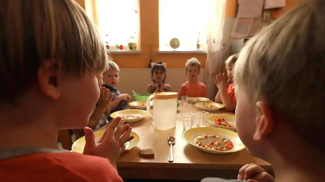 Beim Mittagsgebet in der Kita. (Foto: Markus Nowak)