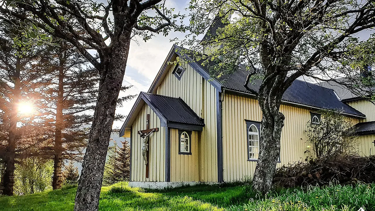 Die katholische Kirche der Heiligen Familie auf den nord-norwegischen Lofoten ist idyllischer Ort, der jedoch vom witterungsbedingten Verfall bedroht ist. Foto: P. Rafał Ochojski MSF