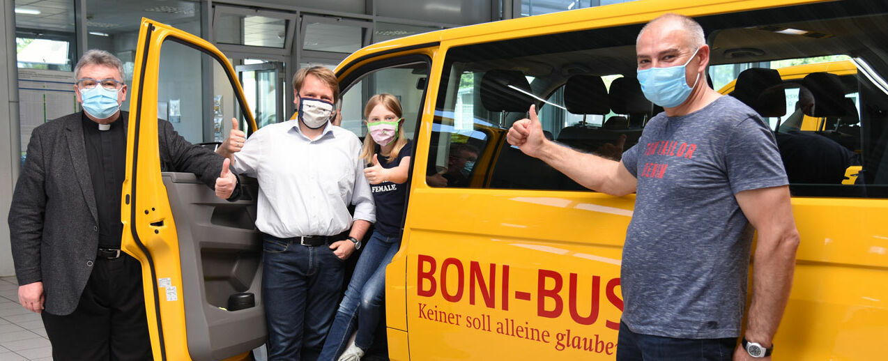 Das Bonifatiuswerk hat unter Beachtung der Hygiene-Regeln im Mai fünf BONI-Busse in katholische Gemeinden in Bayern, Brandenburg, Niedersachsen, Sachsen und Thüringen übergeben (Foto: Sr. Theresita M. Müller)
