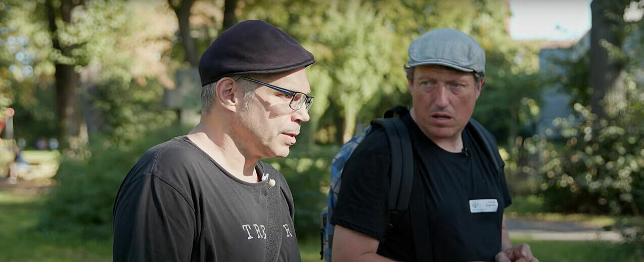 Claude Englebert (rechts), Inhaber der Bonifatiuswerk-Personalstelle, setzt sich gemeinsam mit dem wohnungslosen Sven in sozialen Stadtführungen für mehr Toleranz gegenüber Obdachlosen ein. (Foto: Kongregation der barmherzigen Schwestern, Hildesheim)