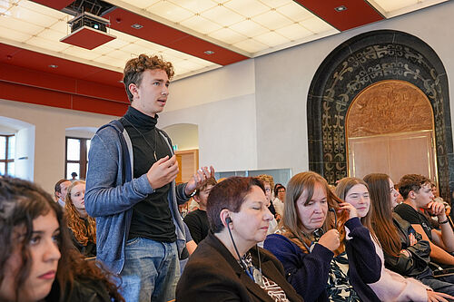 Schüler aus 14 europäischen Ländern treffen sich im Paderborner Rathaus zum Austausch. Foto: Marcus Thielking