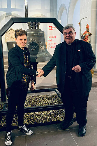 Michael Patrick Kelly (links) mit Monsignore Georg Austen bei der Präsentation der #PeaceBell. (Foto: Theresa Meier)