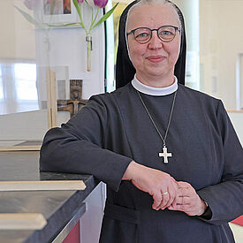 Schwester Margareta Kühn leitet die Manege. (Foto: Bonifatiuswerk/Markus Nowak)