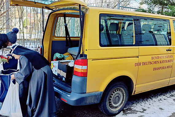 Täglich werden etwa 20-25 bedürftige Menschen mit einem vollwertigen Lunchpaket und seit letztem Jahr auch die Kriegsflüchtlinge aus der Ukraine versorgt. (Foto: Sr. M. Vimala O.SS.S.)