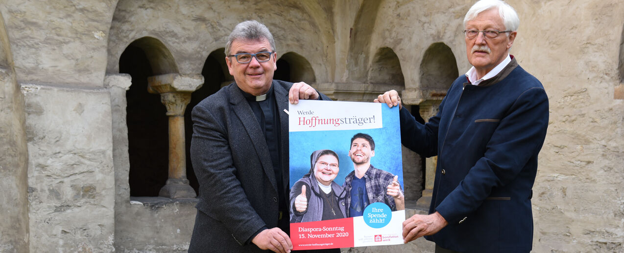 Msgr. Georg Austen und Präsident Heinz Paus präsentieren das neue Plakat zur Diaspora-Aktion 2020. (Foto: Theresa Meier)