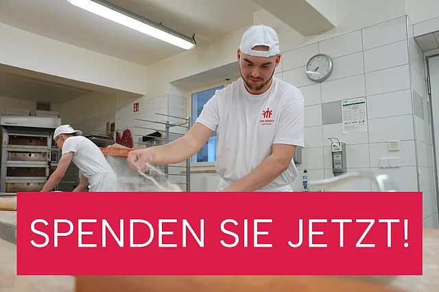 Der 21-jährige Florian (l.) hat in der Ausbildung in der Bäckerei in Burgstädt seinen besten Freund Alexander (r.) kennengelernt. Hier bereitet Alexander den Teig für Backwaren vor. Foto: Theresa Meier