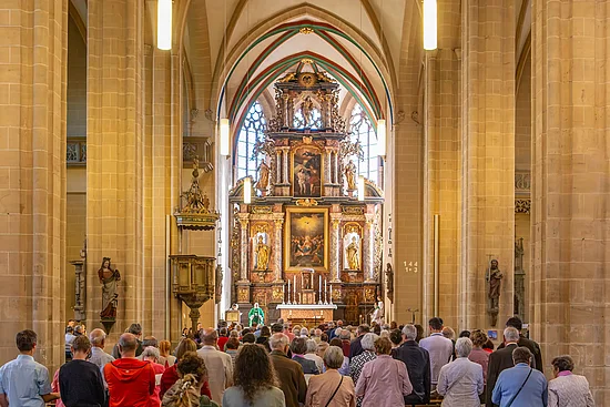 Der Radiogottesdienst wurde aus der vollbesetzten St-Severi-Kirche in Erfurt übertragen. Foto: Andrea Dias