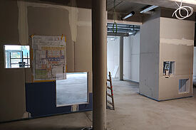 Flur Kindergarten mit Blick in einen Gruppenraum.