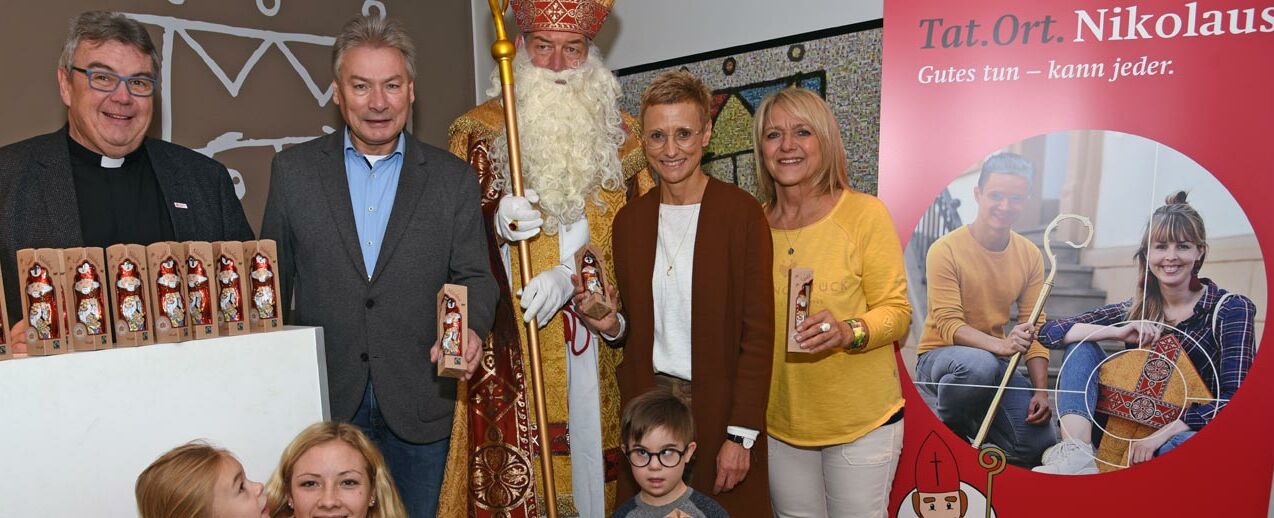 Der Heilige Nikolaus zu Besuch beim „Familien unterstützenden Dienst“ in Paderborn. Mit dabei: Monsignore Georg Austen (v.l.), Marlene und Annabell, Dietrich Honervogt, Jesaja, Claudia Hefer und FuD-Mitarbeiterin Gudrun Kaiser. (Foto: Patrick Kleibold)