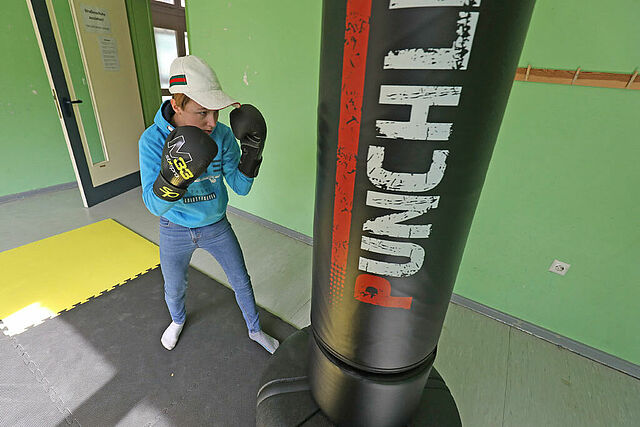 Der zwölfjährige Justin boxt gerne seine Aggressionen raus. (Foto. M. Nowak)