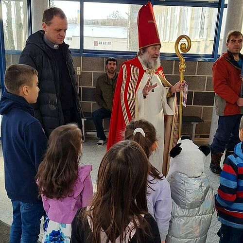 Der Heilige Nikolaus sorge für staunende Blicke bei den Kindern. (Foto: Wolfgang Hoffmann)