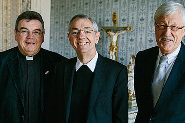 Erzbischof Ludwig Schick (mitte) begrüßte Monsignore Georg Austen (links) und Präsident Heinz Paus in Bamberg.