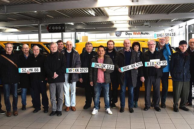 Gesamtgruppe der BONI-Bus-Empfänger mit Monsignore Austen. Foto Sr. Theresita M. Müller