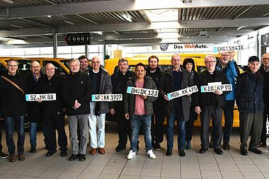 Gesamtgruppe der BONI-Bus-Empfänger mit Monsignore Austen. Foto Sr. Theresita M. Müller