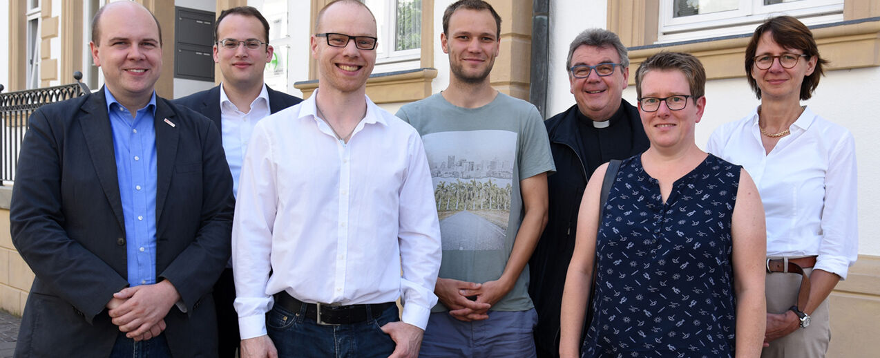 Die Personalstelleninhaber zu Gast im Bonifatiuswerk (vl.): Simon Rüffin (Bereichsleiter Missionarische und diakonische Pastoral im Bonifatiuswerk), Daniel Born (Projektleitung "Räume des Glaubens" im Bonifatiuswerk), Johannes Kneifel, Maximilian Schulz, Monsignore Georg Austen (Generalsekretär des Bonifatiuswerkes), Karin Poser und Susanne Dinkelborg (Foto: Theresa Meier)