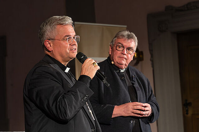 Der Paderborner Erzbischof Dr. Udo Markus Bentz (links) würdigt das Bonifatiuswerk und dessen Generalsekretär Monsignore Georg Austen (rechts) als verlässliche Begleiter in Dänemark und Nordeuropa. (Foto: Hartmut Salzmann)