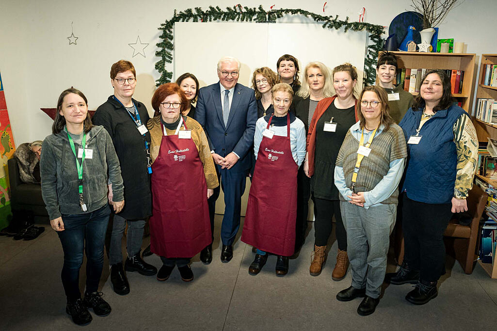 Advent mit Bundespräsident: Frank-Walter Steinmeier zu Besuch in Evas Haltestelle. (© Bundesregierung)