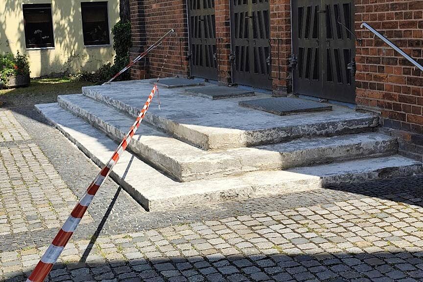 Abbruch des alten Treppenbelages. (Foto: Andreas Baron)