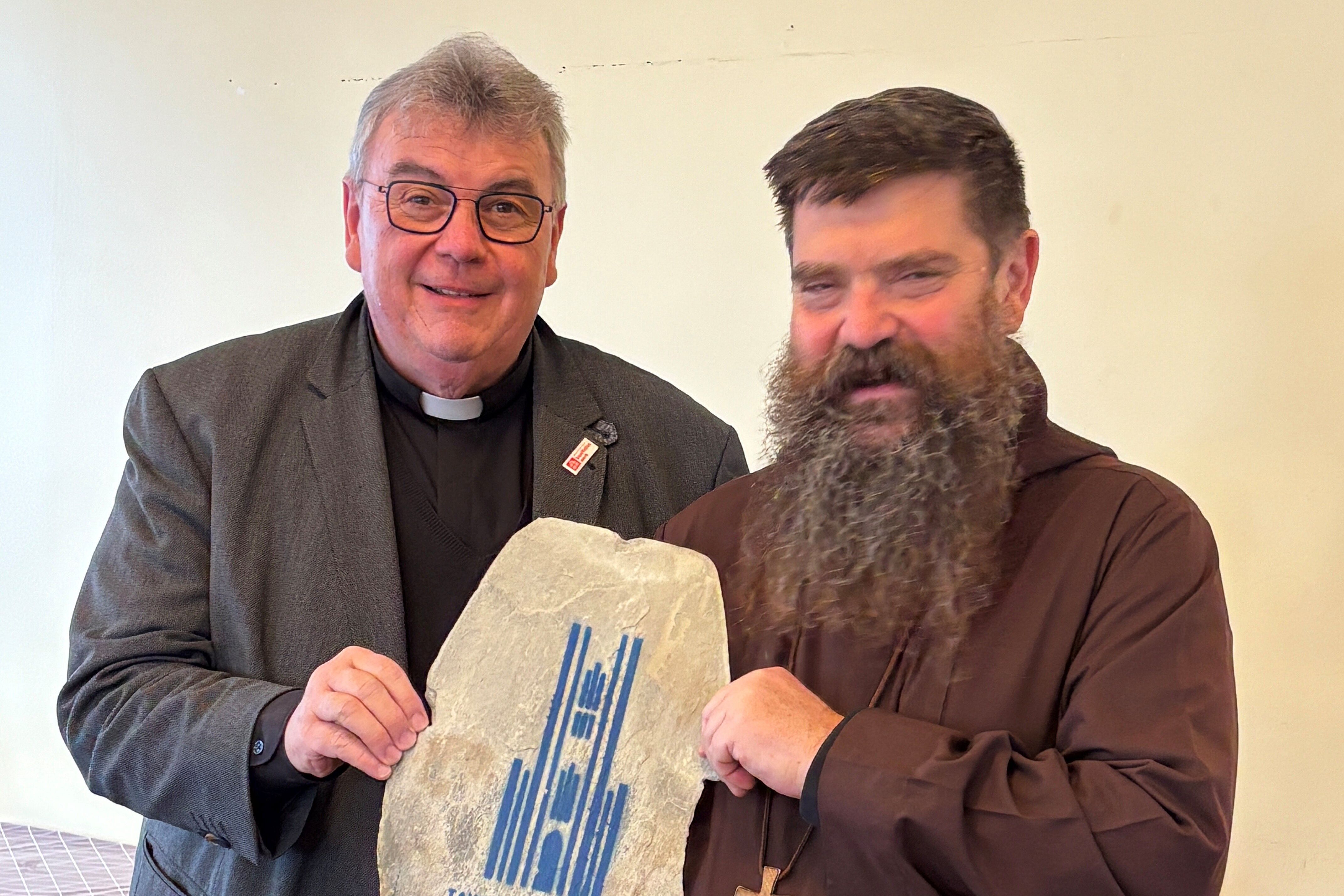 Msgr. Georg Austen (l.) bekommt von Bischof David Tencer eine alte Dachpfanne von der Christkönig-Kathedrale in Reykjavik geschenkt. (Foto: privat)