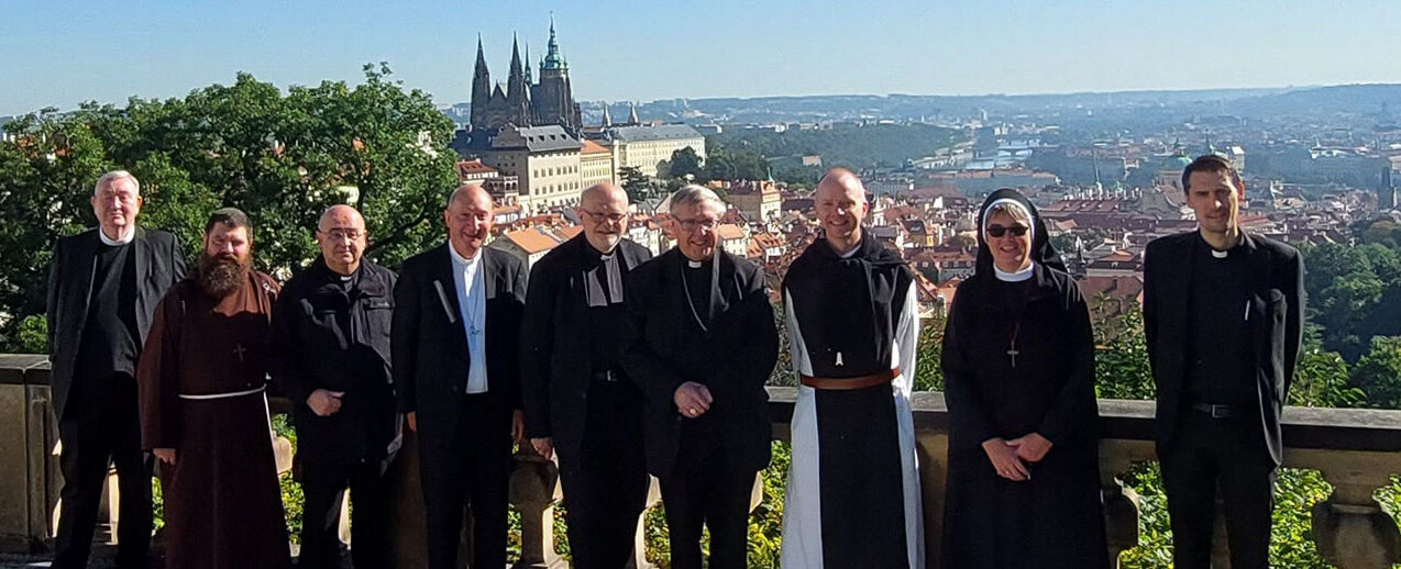 (v.l.) Bischof Bernt Eidsvig Can.Reg, Oslo, Bischof David Tencer OFMCap, Reykjavik, Bischof Berislav Grgic, Tromsö, Bischof em. Peter Bürcher, Kardinal Anders Arborelius OCD, Stockholm, Bischof Czeslaw Kozon, Kopenhagen, Bischof Erik Varden O.C.S.O., Trondheim, Sr. Anna Mirijam Kaschner cps (Generalsekretärin),  P. Marco Pasinato (Adminstrator Helsinki). (Foto: NBK)