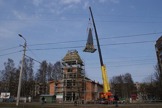 Ein ganz besonderer Moment: Die Kirche erhält den Kirchturm.