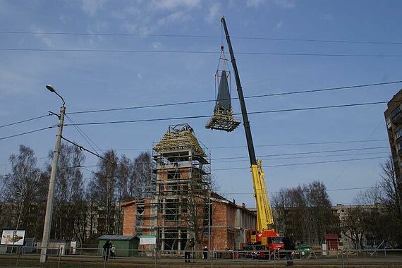 Ein ganz besonderer Moment: Die Kirche erhält den Kirchturm.