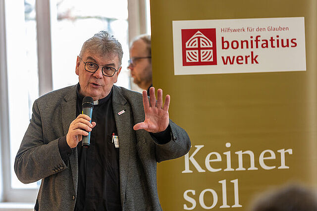„Sie sind ,burning persons‘. Menschen die für die Sache brennen.“ Bonifatiuswerk-Generalsekretär Monsignore Georg Austen begrüßte die Teilnehmenden. Foto: Hartmut Salzmann