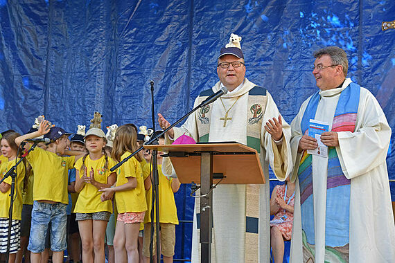 Bischof Dr. Franz-Josef Bode feierte gemeinsam mit Monsignore Georg Austen zu Beginn des Tages einen Gottesdienst mit den 800 Schülern.