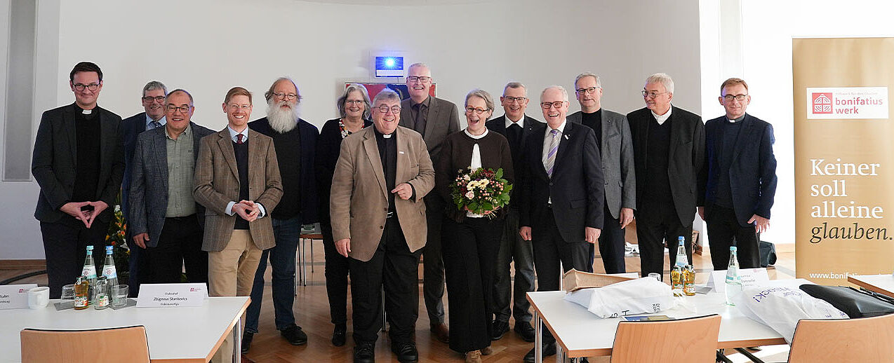 Die Mitglieder des Bonifatiusrates 2025 (von links): Generalvikar Markus Kurzweil, Bonifatiuswerk-Geschäftsführer Ingo Imenkämper, Josef Gründel, Nicolaus Graf Droste zu Vischering, Michael Hänsch, Dr. Annegret Beck, Bonifatiuswerk-Generalsekretär Georg Austen, Michael Focke, Freifrau Caroline von Ketteler, Domkapitular Dr. Martin Schomaker, Bonifatiuswerk-Präsident Manfred Müller, ,Klaus Henke, Generalvikar Prälat Thomas Dornseifer, Generalvikar Martin Wilk. (Foto: Marcus Thielking)