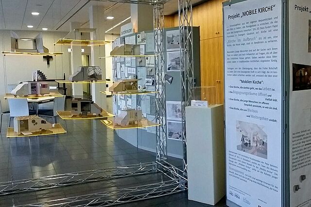 Im Forum am Dom in Osnabrück gibt es derzeit eine Ausstellung zur "Mobilen Kirche", in der die Besucher mehr über das Konzept und die Umsetzung erfahren können. Der Besucherandrang spiegelt das enorme Interesse am Projekt wieder, so dass die bereits verlängert wurde. Zudem wird geklärt, wo die Ausstellung zudem noch ausgestellt werden kann. (Foto: Jelen)