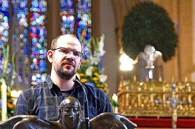 Timon Kuchel aus dem Erzbistum Hamburg berichtet während der Gebetsstunde für die Diaspora über das Projekt "Rat auf Rädern". (Foto: Patrick Kleibold)