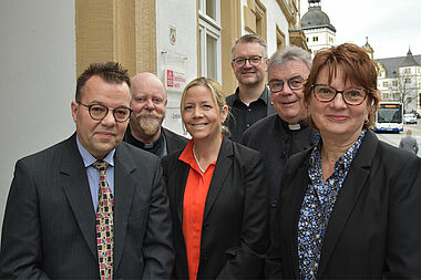 Schwedischer Besuch im Gespräch mit dem Bonifatiuswerk: (Von links) Staffan Livehed (Finanzchef), Generalvikar P. Pascal Lung OP, Hanna Wirström (Controllerin in der Abteilung Finanzen), Thomas Twents (Leiter des Bereichs Projektverwaltung des Bonifatiuswerkes), Monsignore Georg Austen (Generalsekretär des Bonifatiuswerkes) und Agnes Eggertz (Büroleitung Kardinal & Generalvikar in Stockholm). (Foto: Pia Wittek)