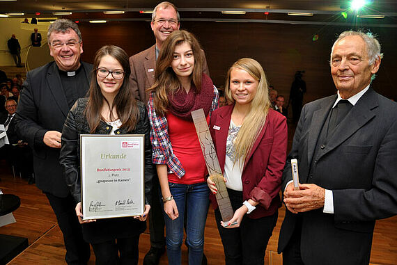 Während der Vergabe des Bonifatiuspreises in Stuttgart. Von links: Msgr. Georg Austen, Hannah Raczek, Meinolf Wacker, Marcella Fiotta, Steffi Schlebrowski und Prälat Erich Läufer. Foto: Kleibold 