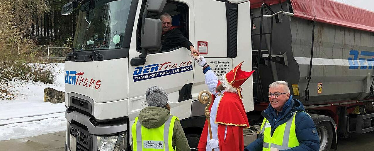 Der Nikolaus überraschte LKW-Fahrerinnen und Fahrer am Grenzübergang in Bietingen. (Foto: Erzbistum Freiburg)