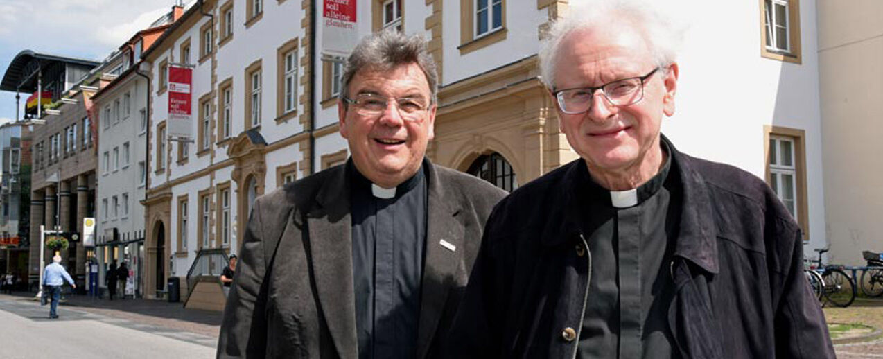 Bischof Teemu Sippo (rechts) mit Monsignore Georg Austen vor dem Bonifatiushaus in Paderborn. Foto: Patrick Kleibold