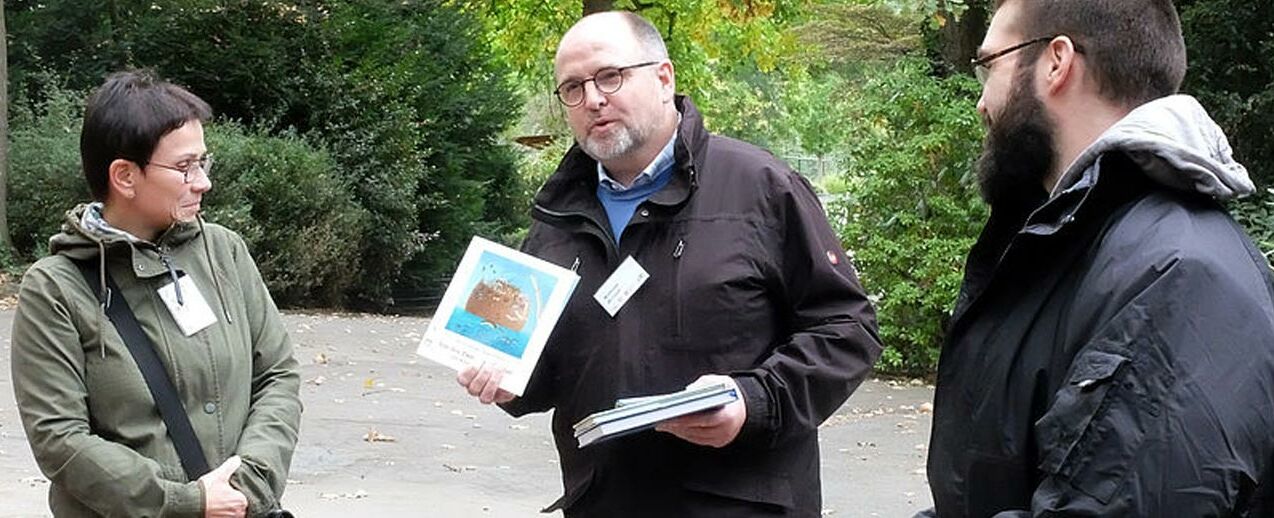 Matthias Micheel (Mitte) erklärt, wie man Schülerinnen und Schülern die Tiere der Bibel nahebringen kann. (Foto: David Gorny)