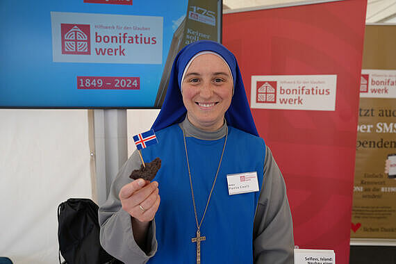 Schwester Porta Coeli aus Island präsentiert einen echten Lavastein, den sie an Spenderinnen und Spender gegen eine Spende verschenken. Foto: Simon Helmers