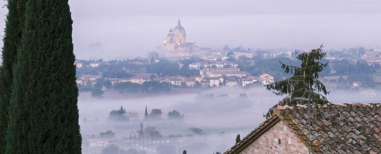 Assisi im Morgennebel: Blick auf die Portinuncula. (Foto: S. Hillebrand)