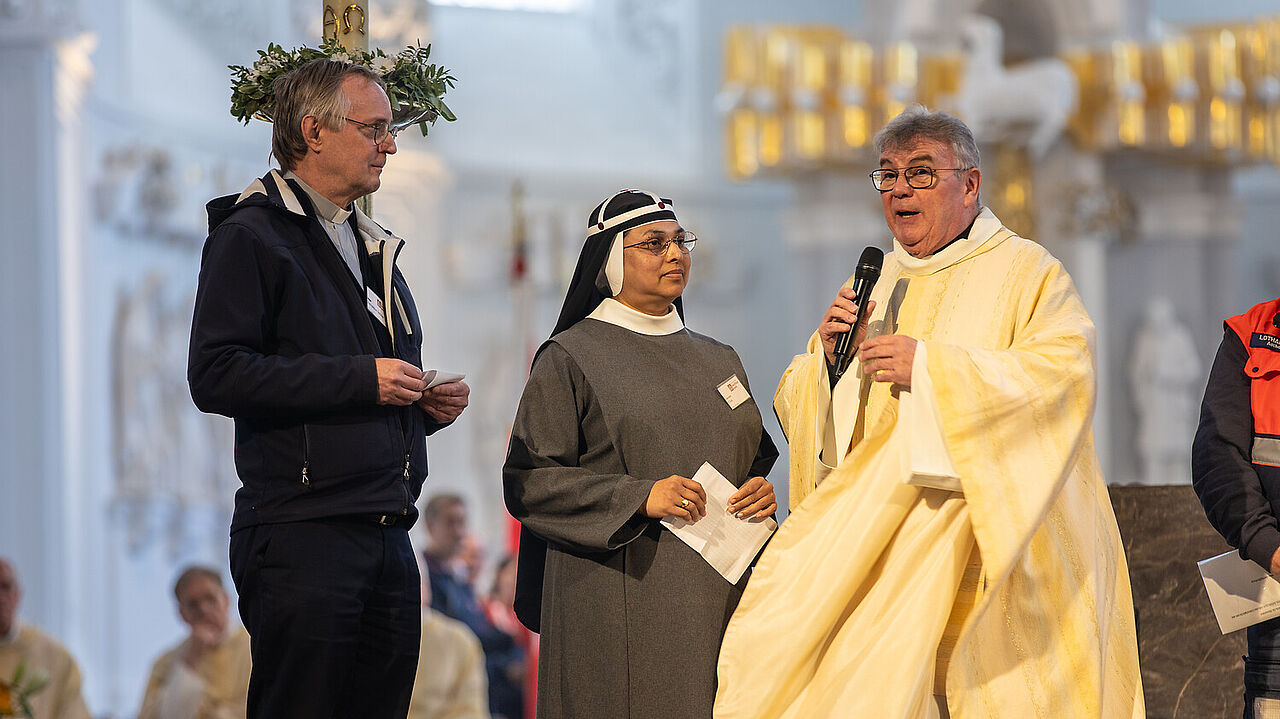 Gestalteten den Gottesdienst im Würzburger Dom mit: Pfarrer Anontius Sohler, Schwester Elsa und Bonifatiuswerk-Generalsekretär Monsignore Georg Austen (v.l.). Foto: Hartmut Salzmann