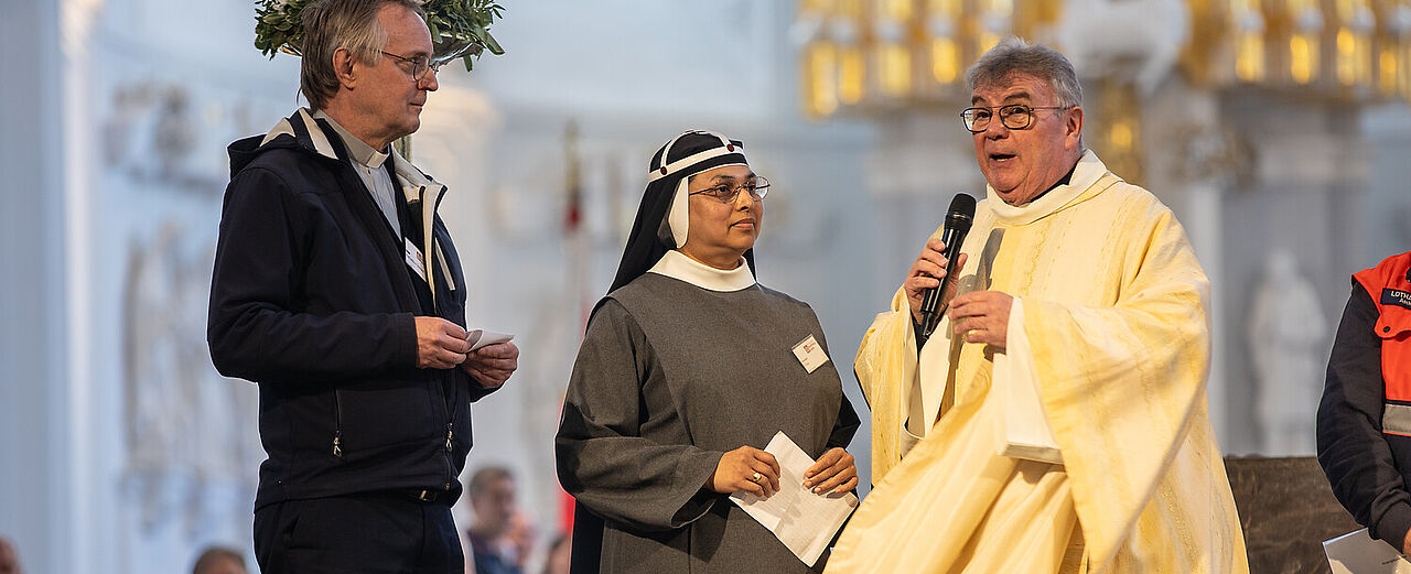 Gestalteten den Gottesdienst im Würzburger Dom mit: Pfarrer Anontius Sohler, Schwester Elsa und Bonifatiuswerk-Generalsekretär Monsignore Georg Austen (v.l.). Foto: Hartmut Salzmann