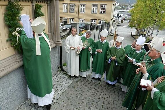 Im Anschluss an den Gottesdienst wurde vor der Kirche eine Gedächtnistafel enthüllt. Sie erinnert an die Errichtung einer neuen Mission auf der Inselgruppe Spitzbergen unter Papst Pius X.