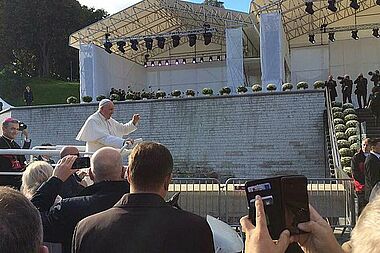 Der Papst während einer ökumenischen Begegnung mit Jugendlichen in Tallinn. Foto: Heinz Paus